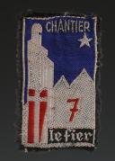 ÉCUSSON GROUPEMENT 7 LE FIER SERVIR DES CHANTIERS DE JEUNESSE, petit modèle, Seconde Guerre Mondiale. 31655-1