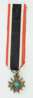 MINIATURE DE LA MÉDAILLE DU MÉRITE DE GUERRE DE SECONDE CLASSE AVEC GLAIVES, Kriegsverdienstkreuz mit Schwerten, Seconde Guerre Mondiale. 9789