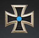 CROIX DE FER DE 1ère CLASSE « 26 » DE B.H. MAYER DE PRORZHEIM, modèle 1939, Eisernes Kreuz 1939 1. Klasse, Seconde Guerre Mondiale. 29425-2