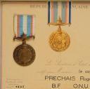 Photo 2 : MÉDAILLE COMMÉMORATIVE FRANÇAISE DES OPÉRATIONS DE L'ORGANISATION DES NATIONS UNIES EN CORÉE ET DIPLÔME, crée en janvier 1952. 