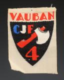 ÉCUSSON GROUPEMENT 4 VAUBAN DES CHANTIERS DE JEUNESSE, fond beige, Seconde Guerre Mondiale. 31652-1