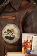 BLOUSON « A2 » ET IMPORTANT ENSEMBLE DE DOCUMENTS ET DÉCORATIONS DE L’OFFICIER PILOTE, LE LIEUTENANT D.M. CARREY DE LA 8th AIR FORCE, 306 GROUPE DE BOMBARDIERS, 369 ESCADRILLE QUI PARTICIPA AUX BOMBARDEMENTS PRÉPARATIFS DU D-DAY LE 6 JUIN 1944 ET QUI BOMBARDA NANTES LE 15 JUIN 1944, Grouping Lt. Carey’s A2 flying Jacket. Seconde Guerre Mondiale. 22332