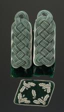 PAIRE DE PATTES D’ÉPAULES D'UN FORSTASSESSOR ET UNE PATTE DE COL DU SERVICE DES FORÊTS AU GRADE DE FORSTREFERENDAR, Forstdienst, Seconde Guerre Mondiale. 14546-35