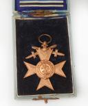 CROIX DU MÉRITE BAVAROIS AVEC GLAIVES DE 3ème CLASSE, Bayern Militär-Verdienstkreuz 3. Klasse mit Krone und Schwertern, Deuxième Reich. 33260-1