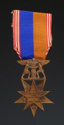 MÉDAILLE ASSOCIATIVE DES VOLONTAIRES AMÉRICAINS DANS L’ARMÉE FRANÇAISE 1914-1917, 2ème TYPE POUR LE 50ème ANNIVERSAIRE DE L’ENTRÉE EN GUERRE DES ÉTATS-UNIS, créée en 1925 – 1967, Première Guerre Mondiale. 29788-47R