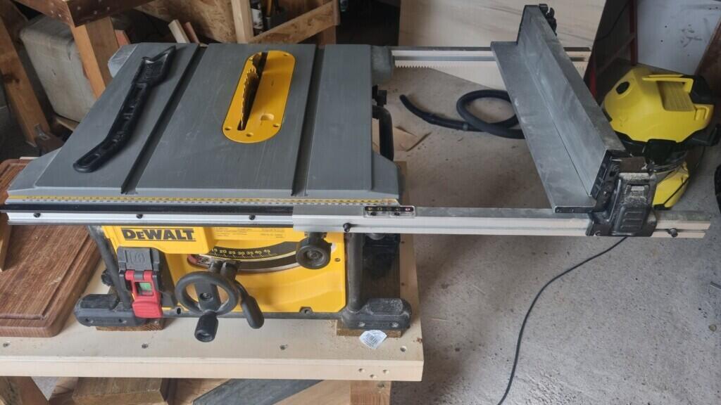 Location outil Scie sur table  Dewalt près de Sussargues