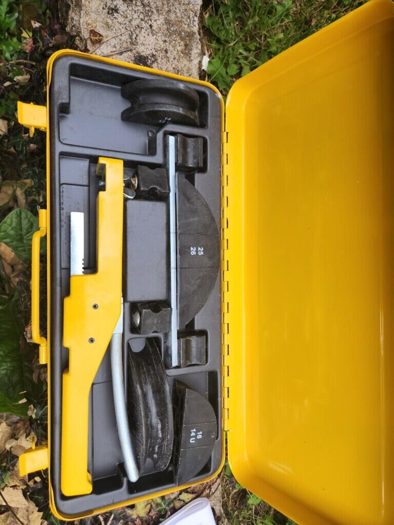 Location outil Cintreuse électrique près de Pluvigner