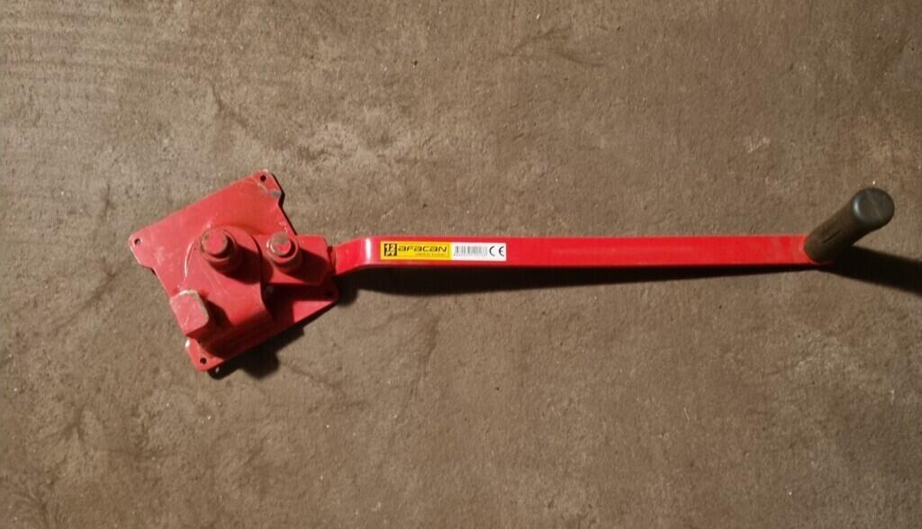 Location outil Cintreuse plieuse fer à béton 8 à 12mm  près de Baccarat