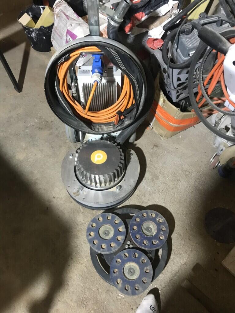 Location outil Ponceuse à bois électrique près de Augy