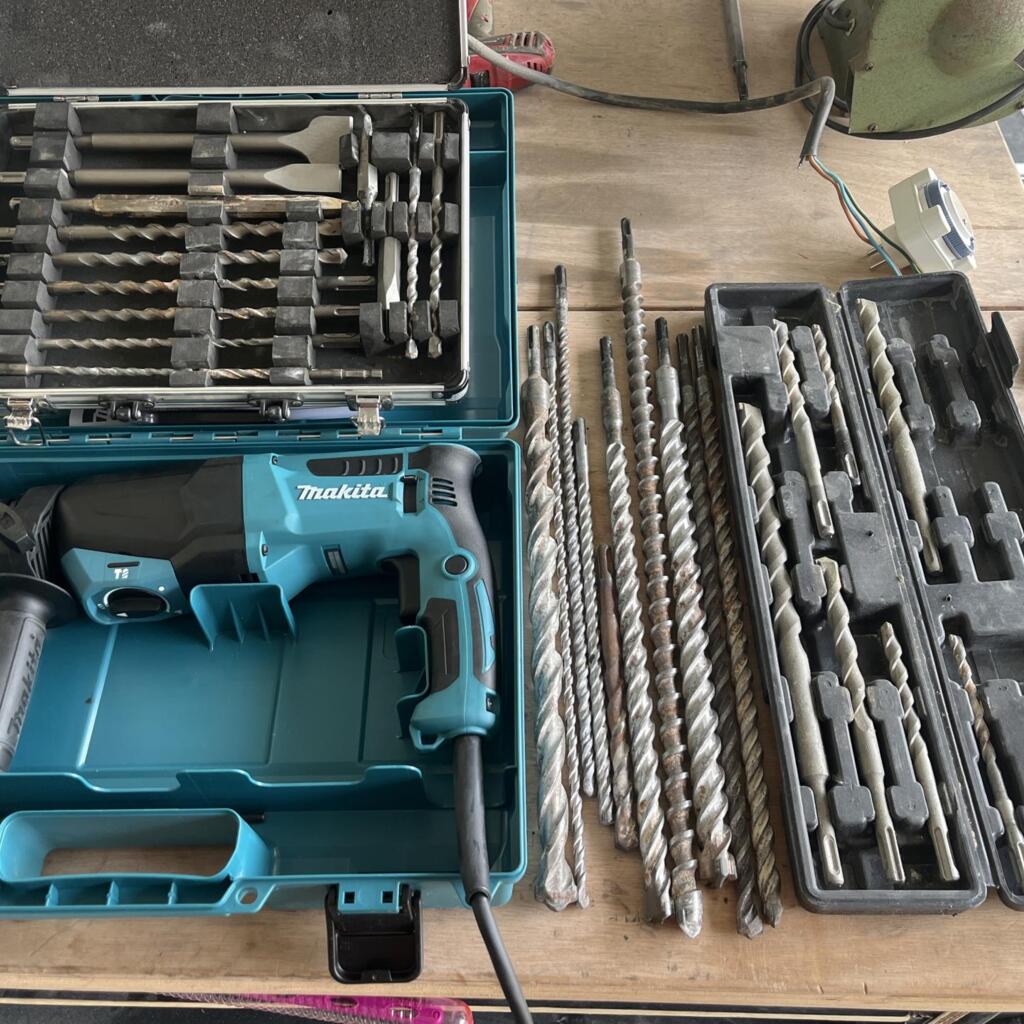 Location outil Burineur perforateur Électrique Makita près de Treize-Septiers