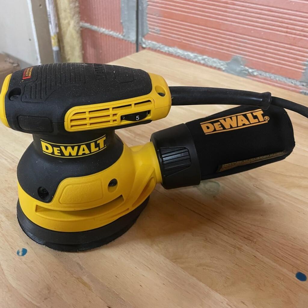 Location outil Ponceuse Électrique Dewalt près de Lille