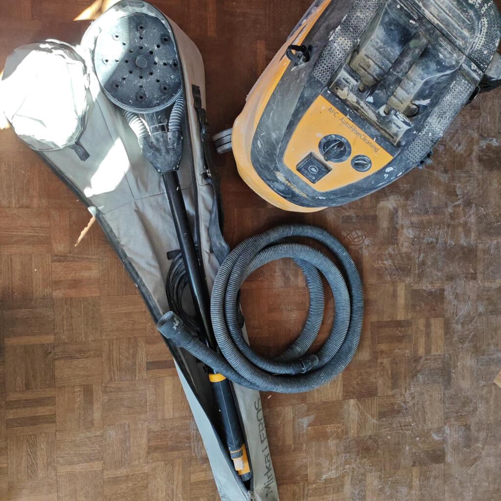 Location outil Ponceuse girafe Électrique Milwaukee près de Saint-Pey-de-Castets