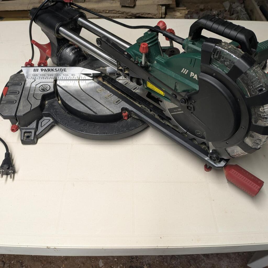 Location outil Scie à onglet Électrique Parkside près de Raffetot