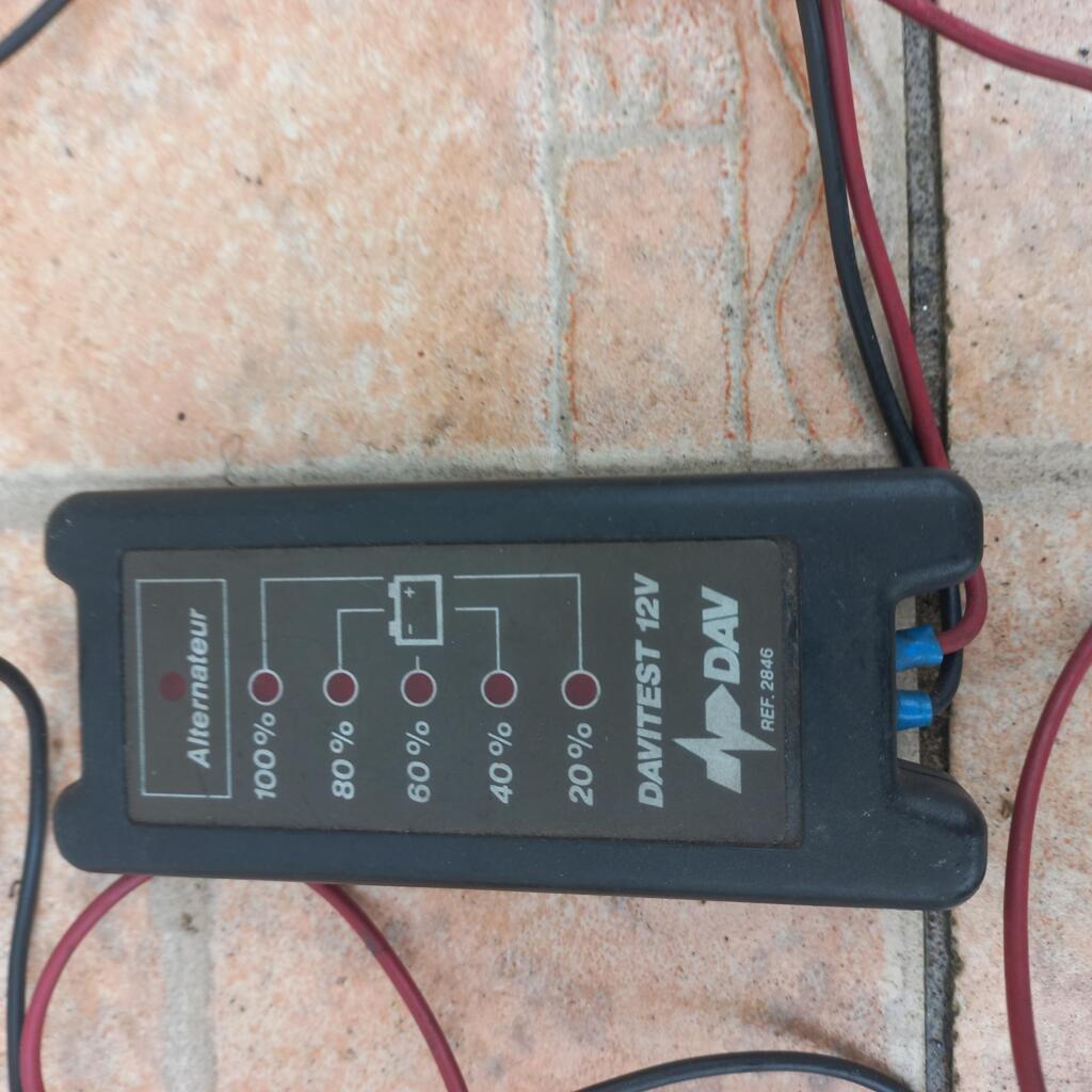 Location outil Testeur charge batterie 12 volts près de Saint-Léger-sous-Cholet