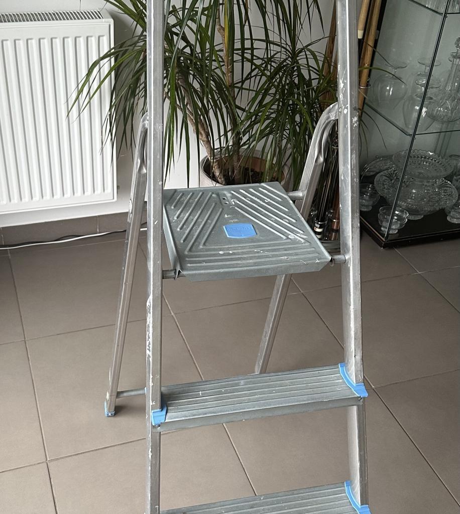 Location outil Escabeau  près de Bures-sur-Yvette