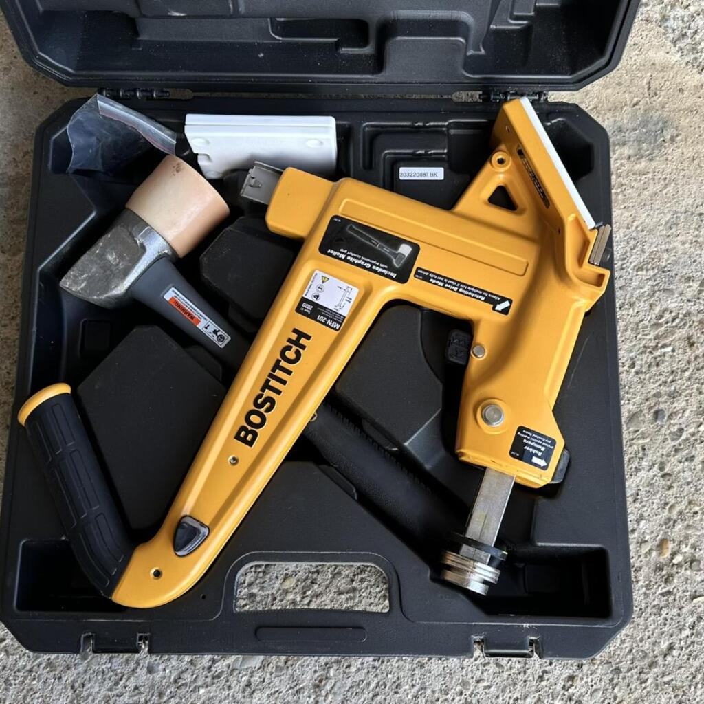 Location outil Cloueur Pneumatique Bostitch près de Vacquiers