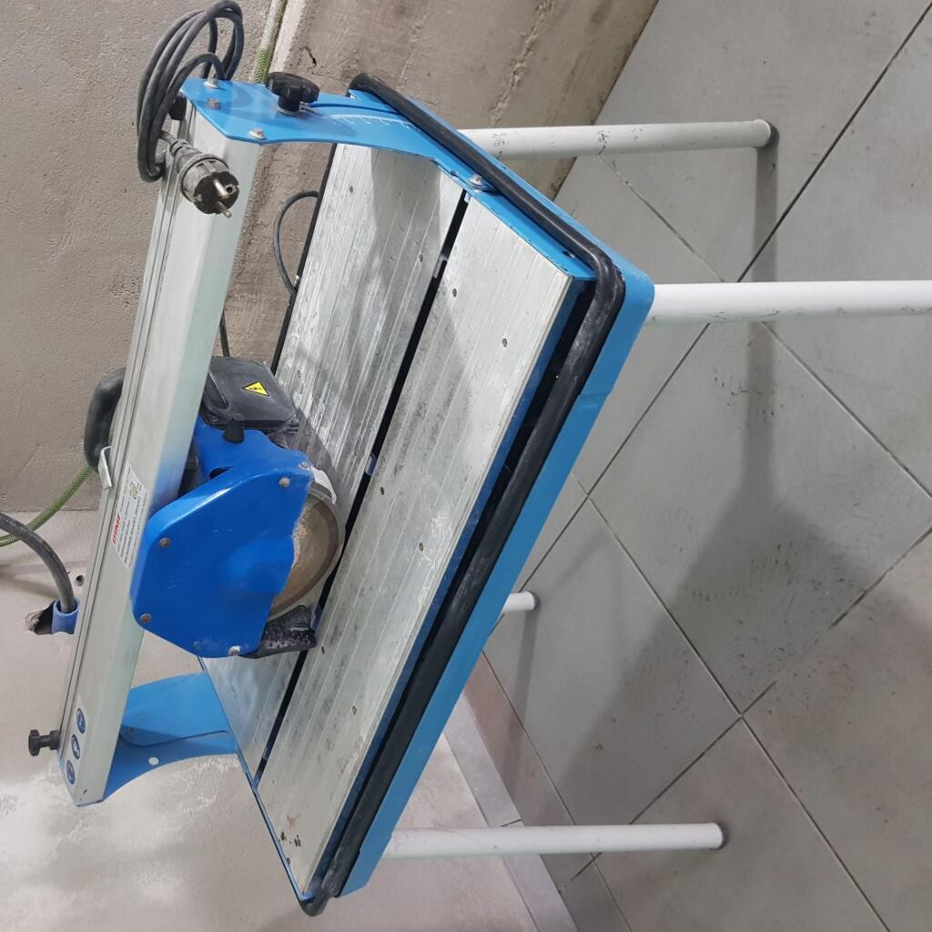 Location outil Scie à carrelage radiale 800 w sur table près de Oms