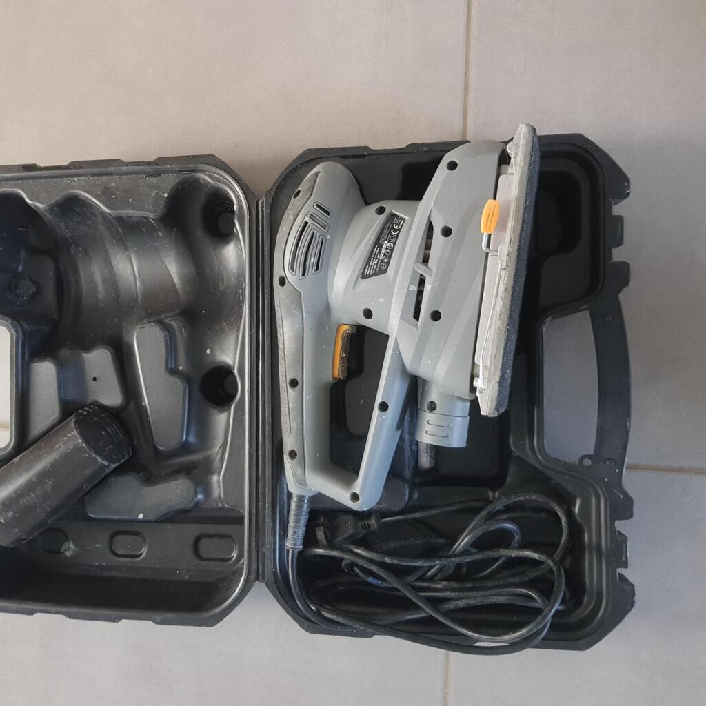 Location outil Ponceuse vibrante Électrique près de Oms