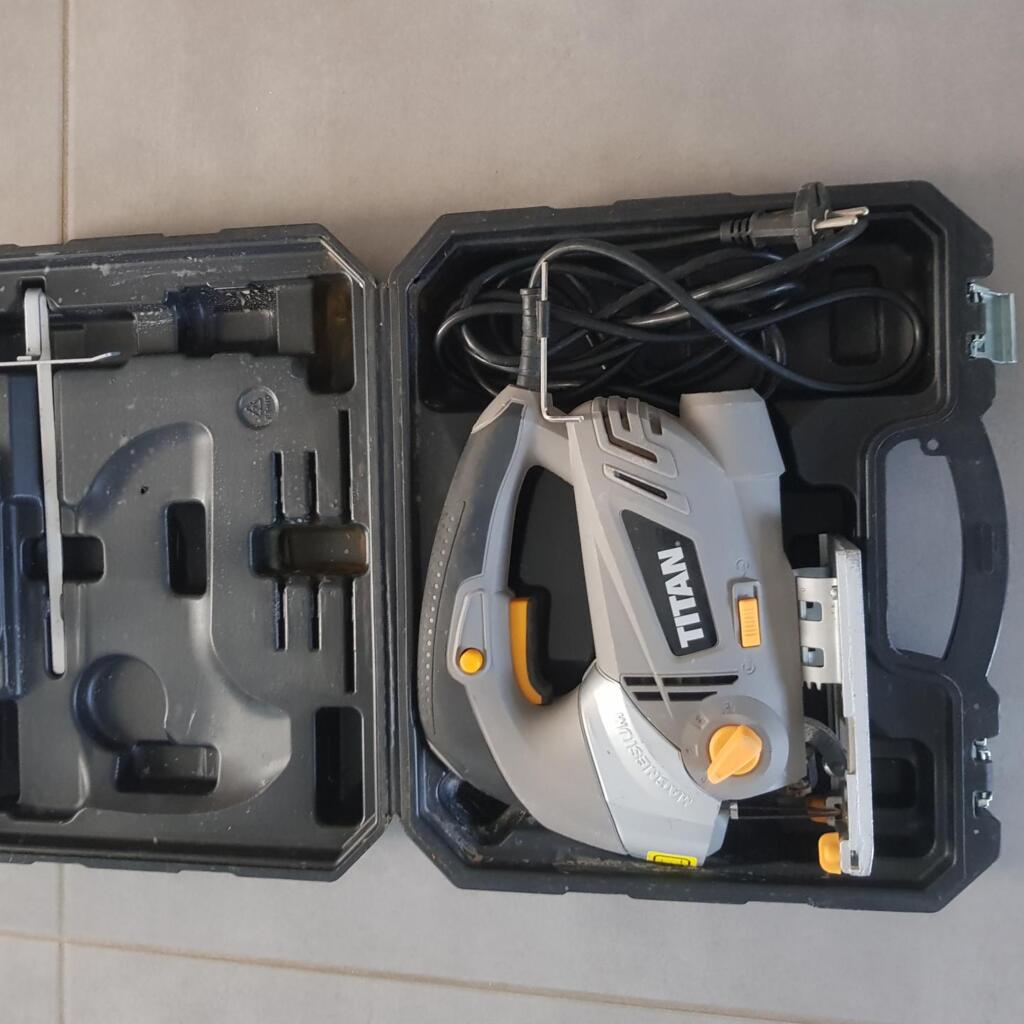 Location outil Scie sauteuse Filaire près de Oms