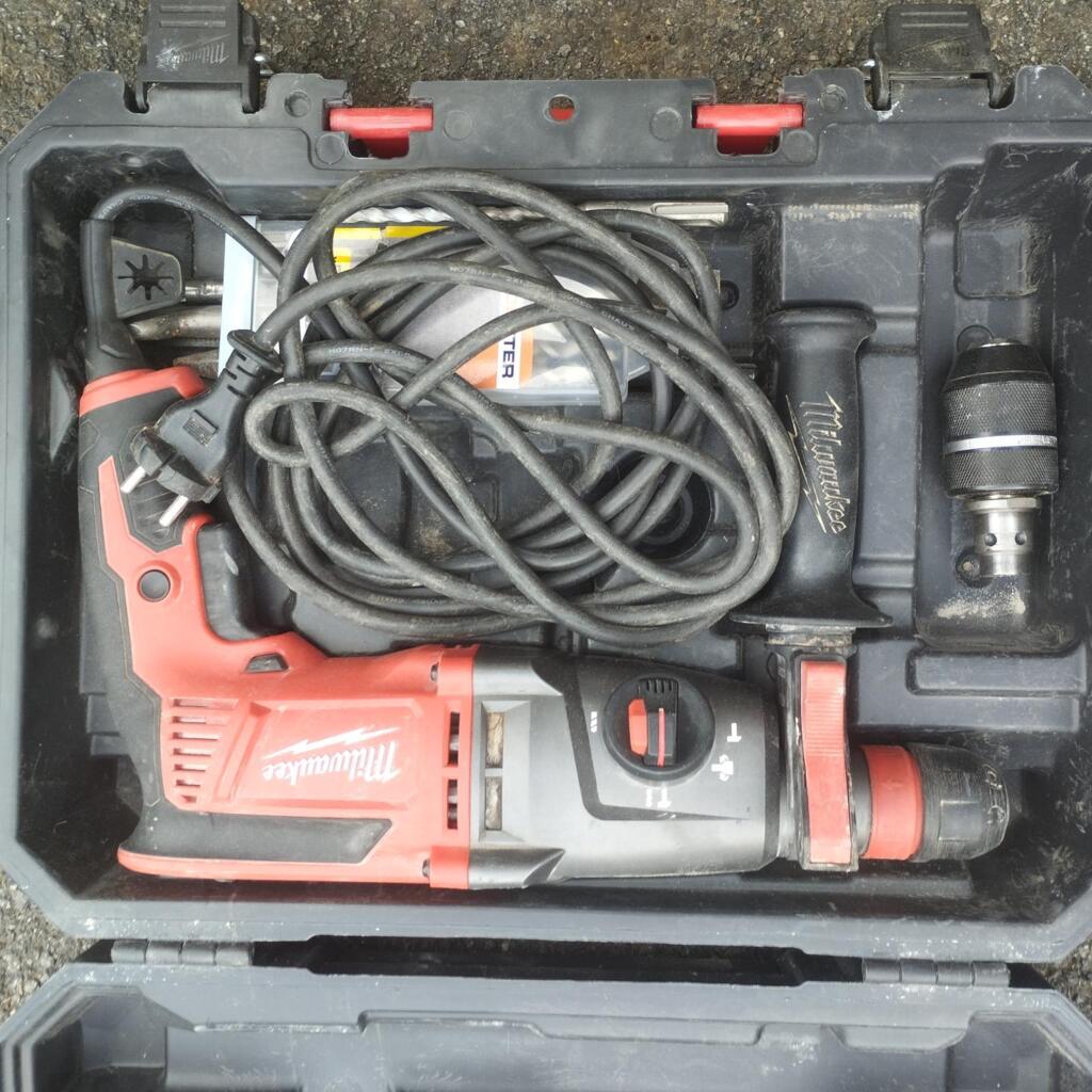 Location outil Burineur perforateur Électrique Milwaukee près de Saint-Nicolas-de-Redon