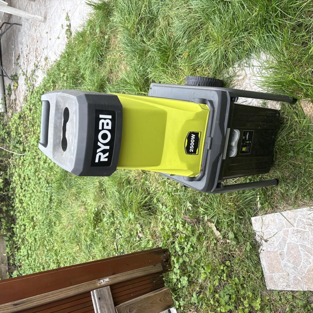 Location outil Broyeur de végetaux Électrique Ryobi près de Romilly-sur-Seine