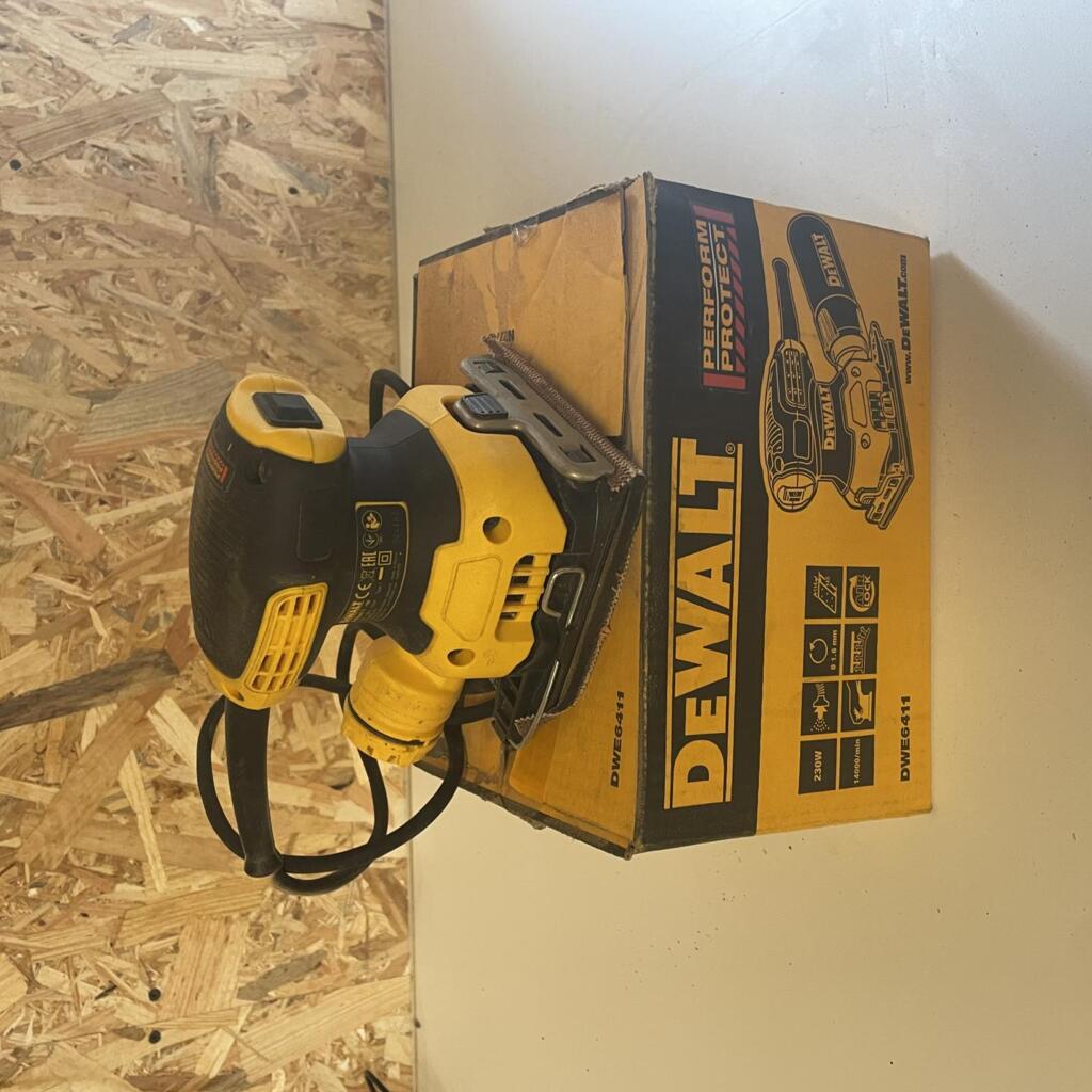 Location outil Ponceuse vibrante Électrique Dewalt près de Couville