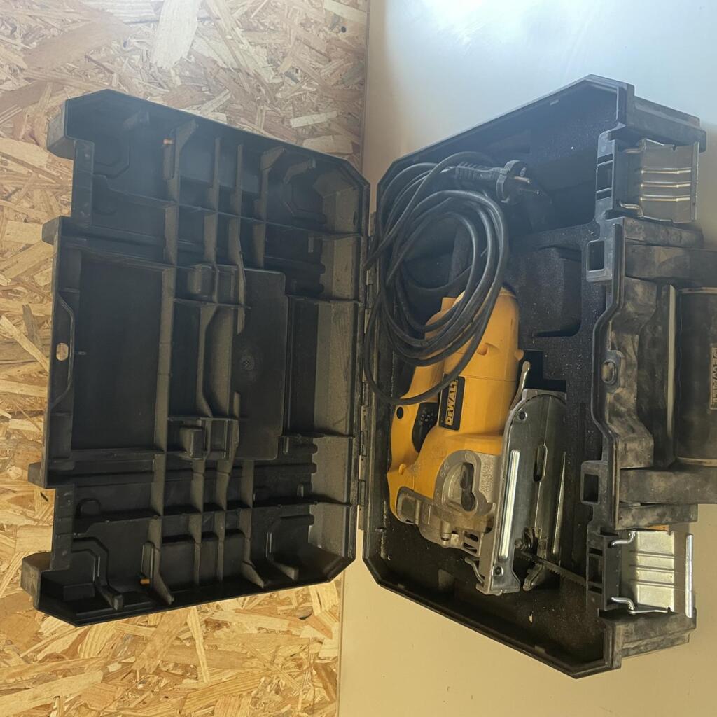 Location outil Scie sauteuse Filaire Dewalt près de Couville