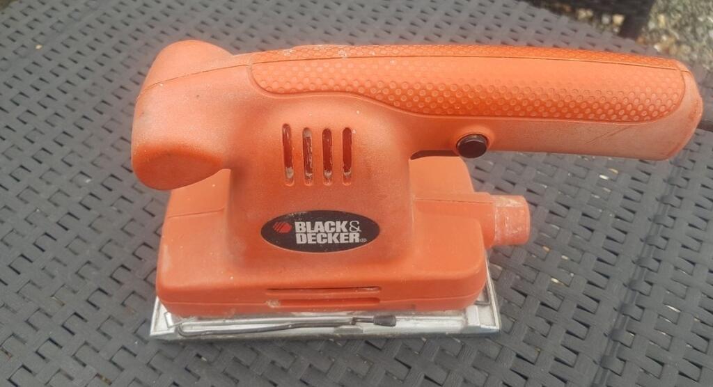 Location outil Ponceuse Électrique Black et decker près de Lyon