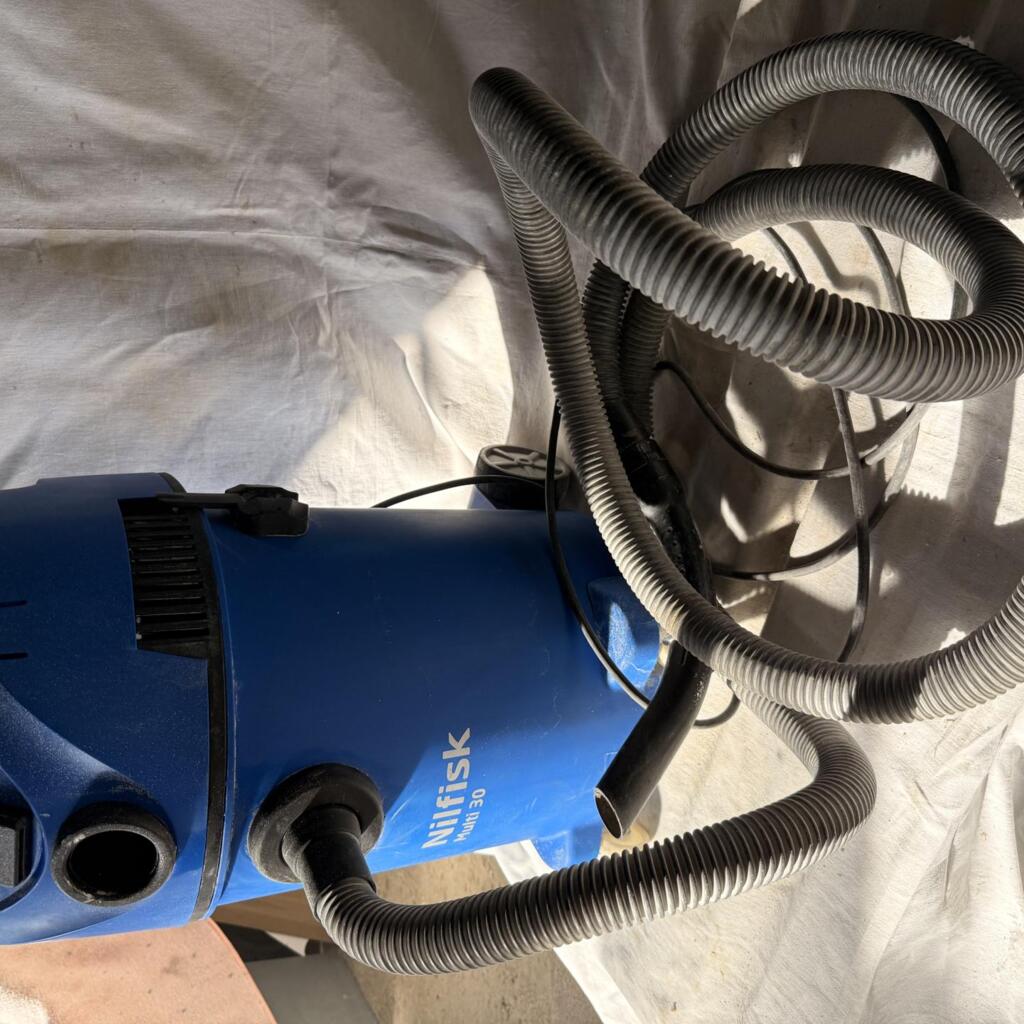 Location outil Aspirateur eau poussière Électrique Nilfisk près de Mazan