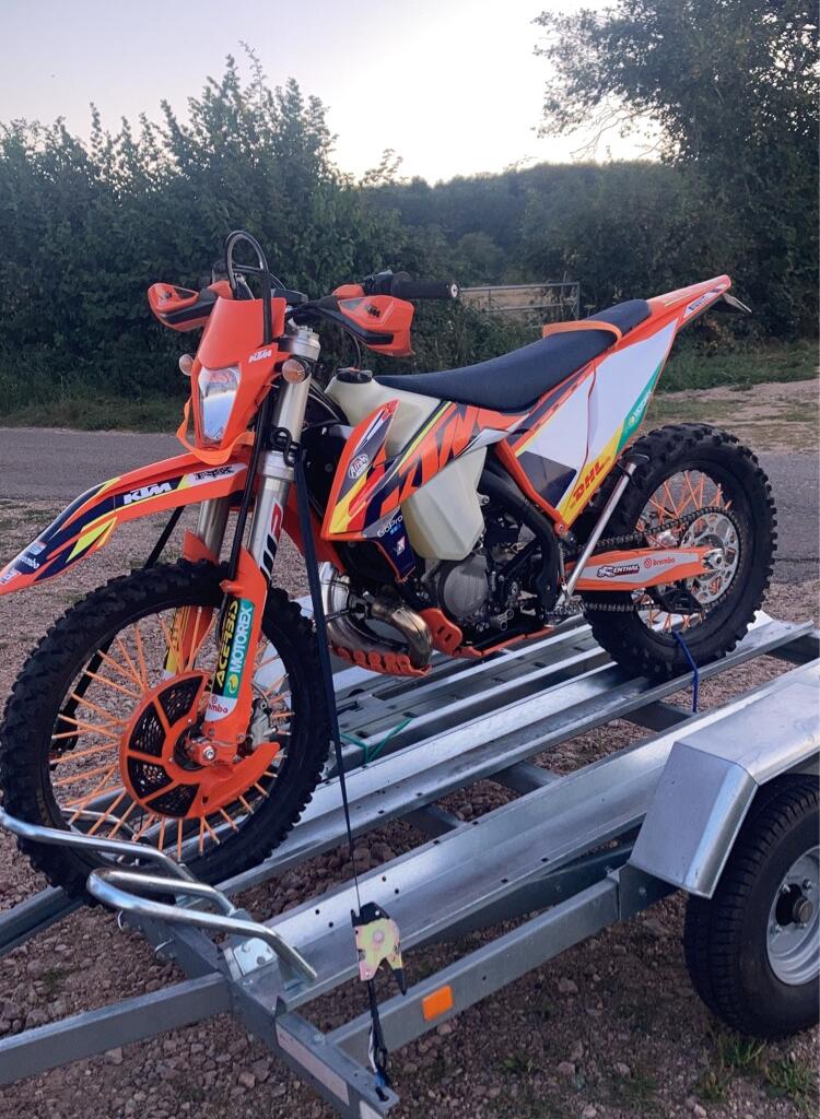 Location outil Remorque porte moto Moins de 750kg Feu vert près de Saint-Marcel