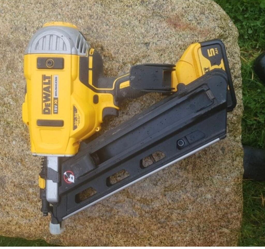 Location outil Cloueur Électrique Dewalt près de Mahalon