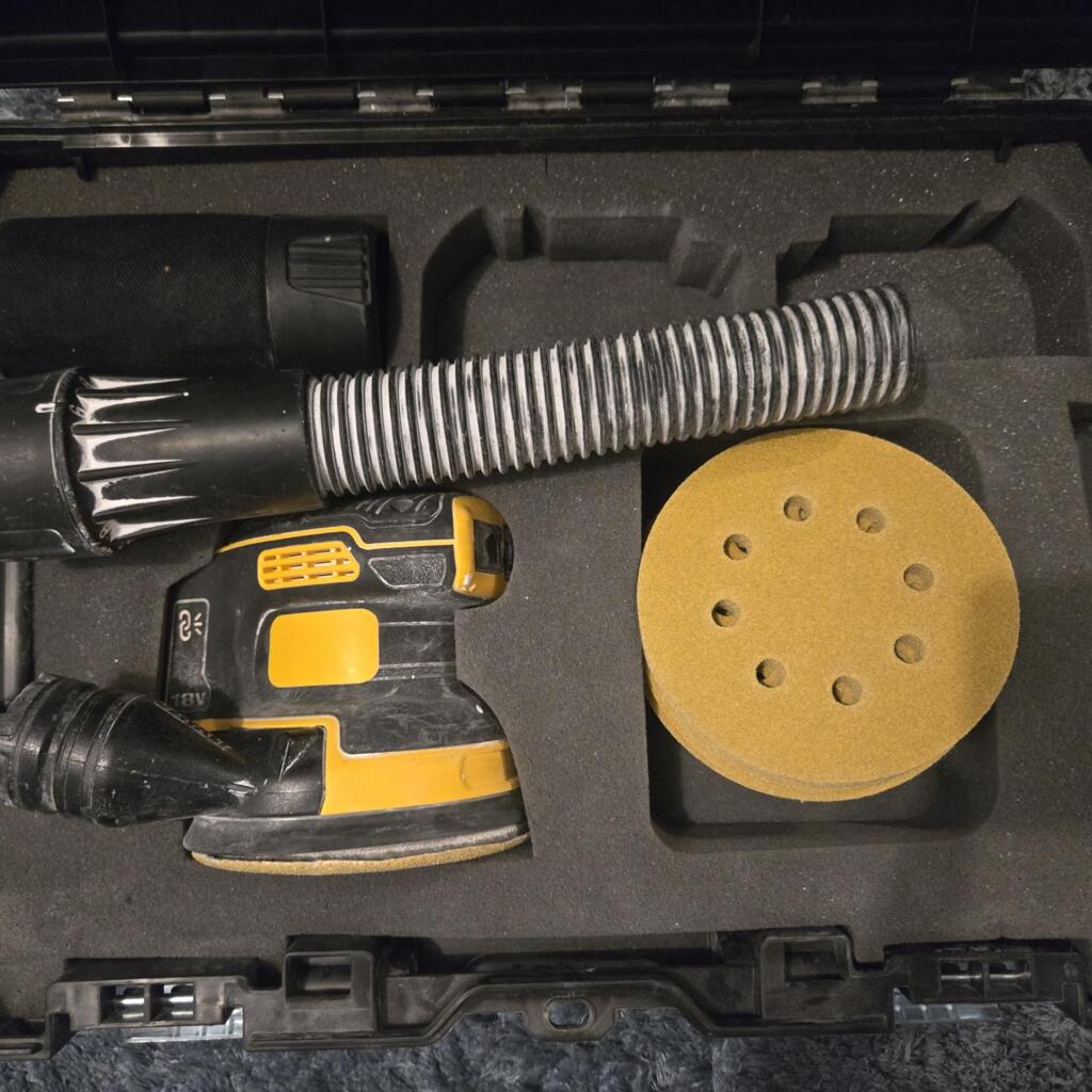 Location outil Ponceuse Électrique Dewalt près de Le Faouët