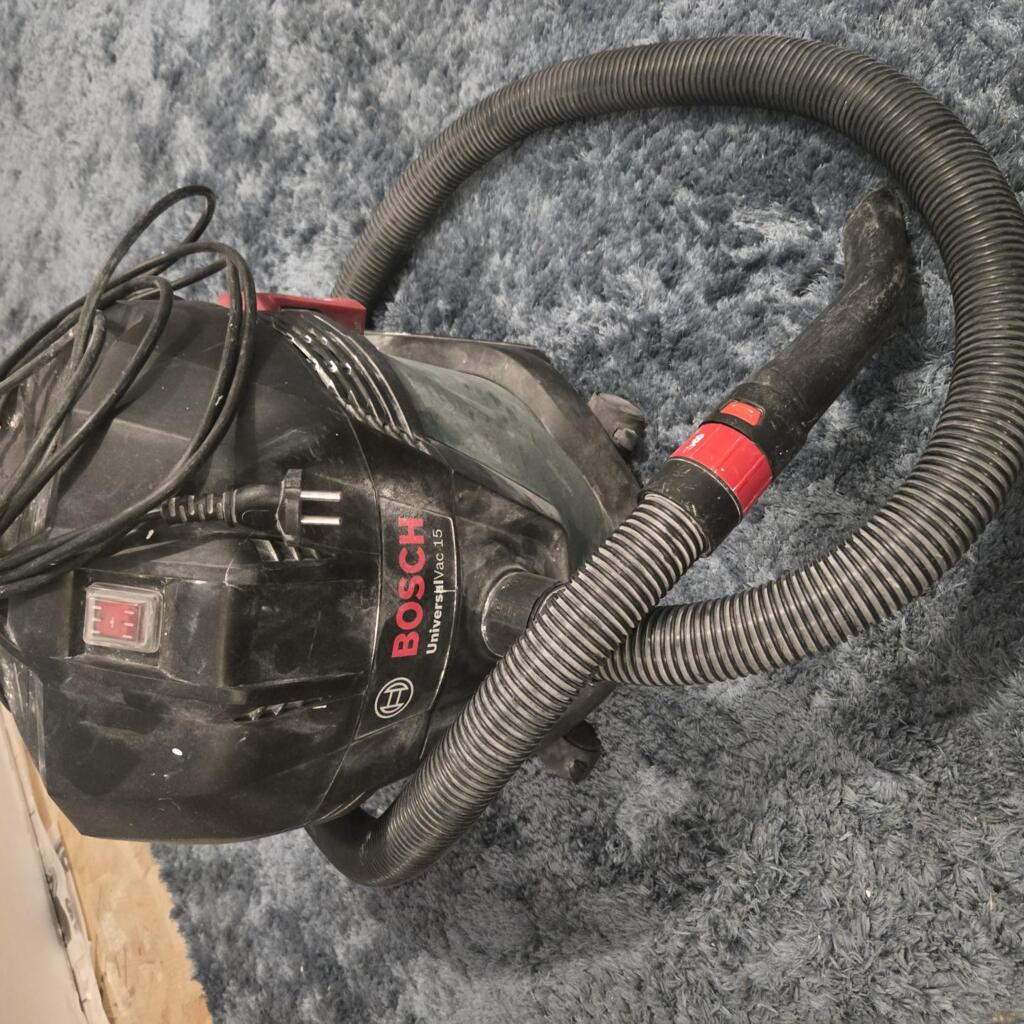 Location outil Aspirateur eau poussière Électrique Bosch près de Le Faouët