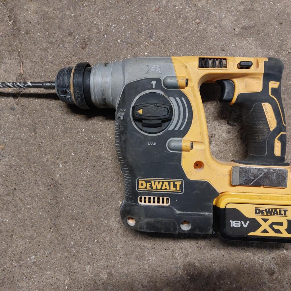 Location outil Burineur perforateur Électrique Dewalt près de Mahalon