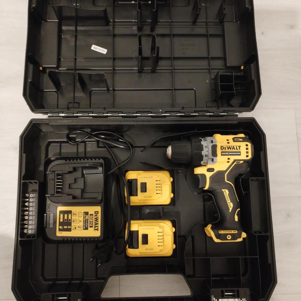 Location outil Perceuse / Visseuse à percussion DEWALT Sans fil Dewalt près de Le Mesnil-Saint-Denis