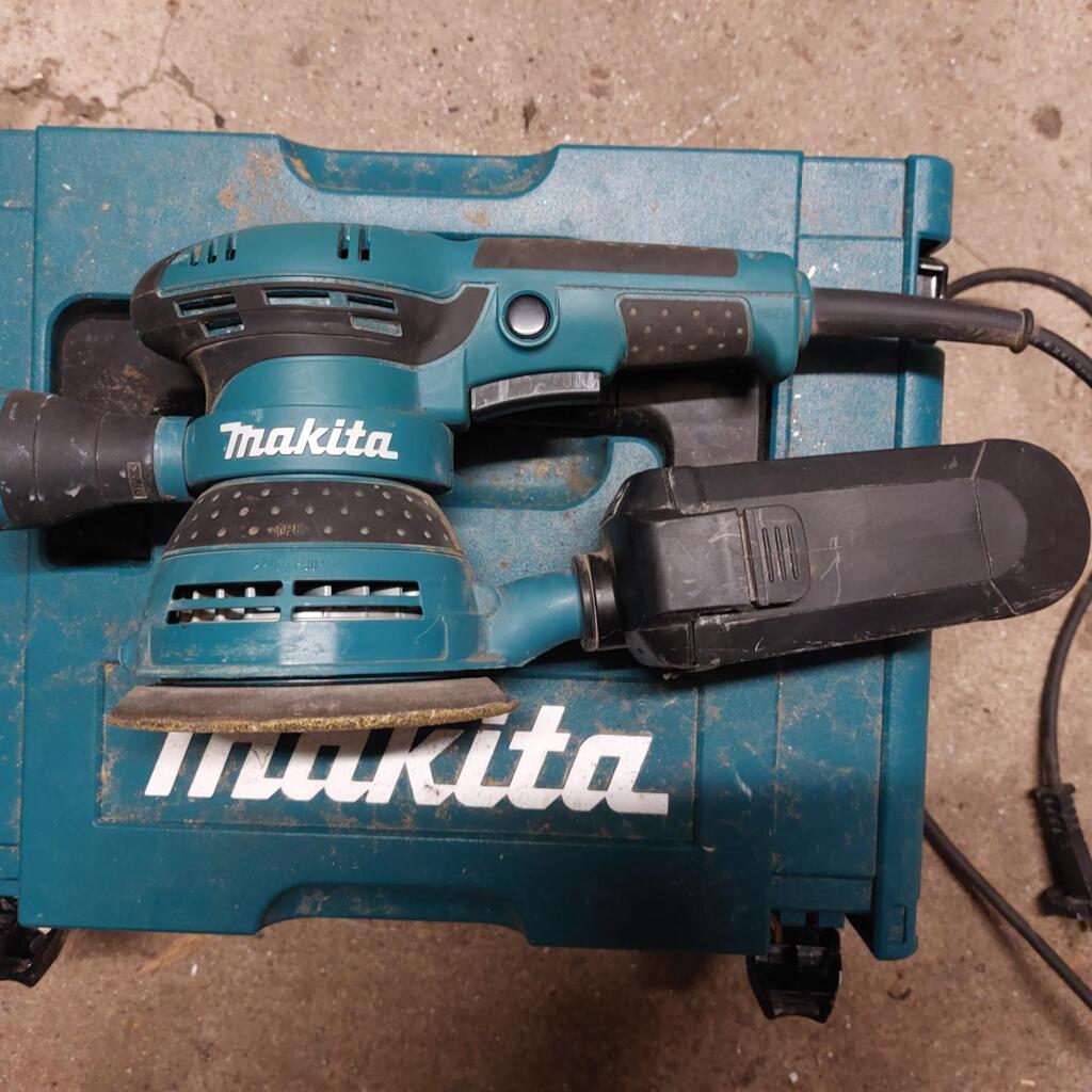 Location outil Ponceuse Électrique Makita près de Mahalon