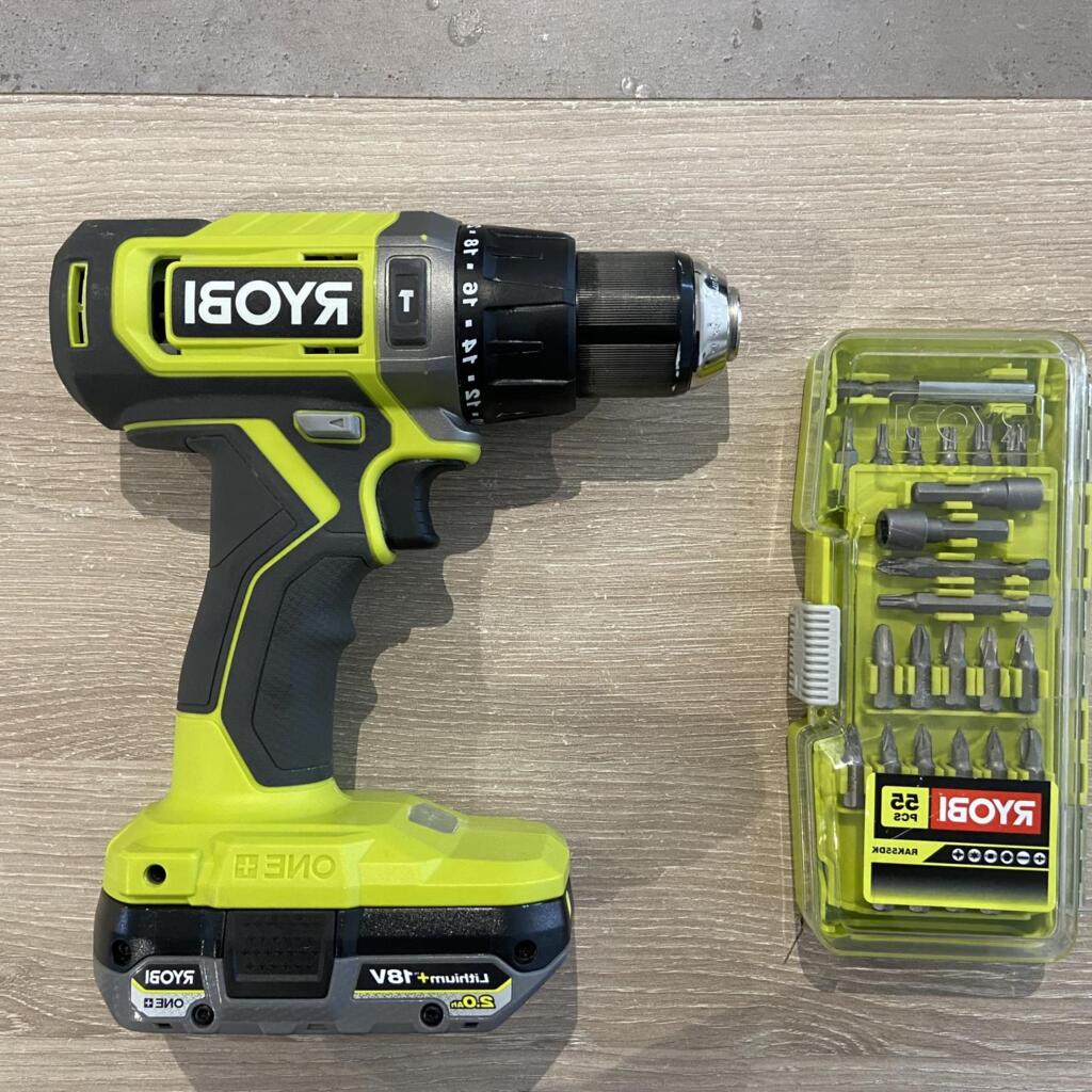 Location outil Perceuse Sans-fil Aeg près de Chéreng