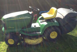 Location outil Tracteur tondeuse avec bac john deere près de Hagetmau