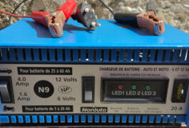 Location outil Chargeur de batterie 12v / 6v voiture et moto près de Istres