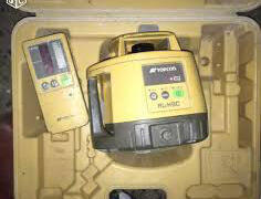 Location outil Laser rotatif topcon avec pied et pige près de Aigrefeuille-d'Aunis