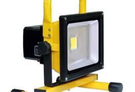 Location outil Projecteur à led sur batterie 20w près de Brumath