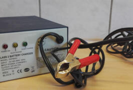 Location outil Chargeur de batterie près de Quinsac