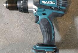 Location outil Perceuse visseuse à percussion  makita 18v 4a près de Villeneuve-la-Guyard