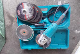 Location outil Meuleuse makita 230mm près de Les Herbiers