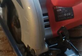 Location outil Scie circulaire black et decker près de Saint-Étienne-de-Montluc