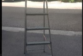Location outil Une échelle escabeau près de Marseille 6e Arrondissement