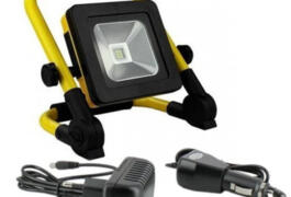 Location outil Projecteur à led sans fil près de Montévrain