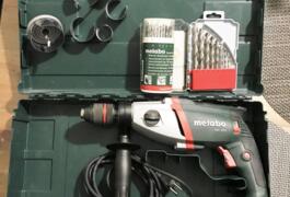 Location outil Perceuse à percussions metabo sbe-850 + outillages près de Cranves-Sales
