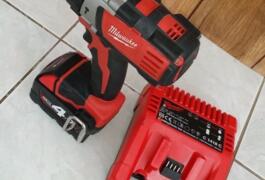 Location outil Perceuse à percussion milwaukee 18v 4ah li-ion hd18pd-402c près de Cazouls-lès-Béziers