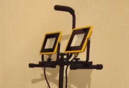 Location outil Projecteur / lampe chantier led 2x30w sur trépied près de Aytré